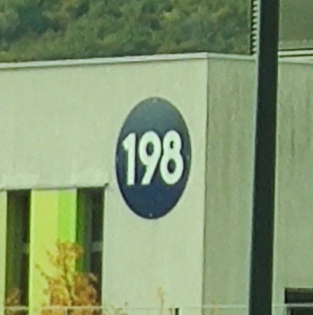 Plaque numéro 198 sur la façade du bâtiment du pôle Hôpital De Jour Autisme Adulte